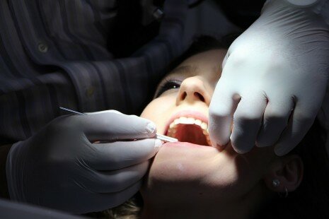 علاج وتنظيف الاسنان عند الطبيب في الحلم وتفسيره