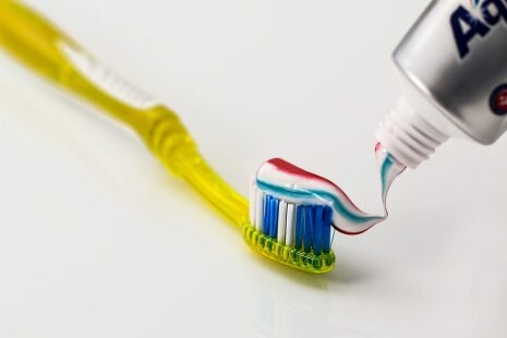 معجون الأسنان لتنظيف الفضة في المنزل