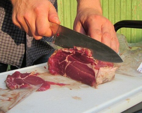 تقطيع اللحم لشرائح أو قطع في المنام