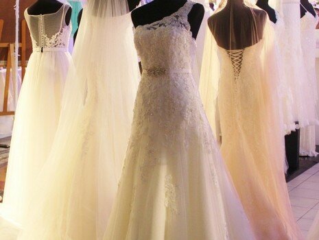 تفسير حلم ارتداء فستان الزفاف للعزباء أو المتزوجة في المنام