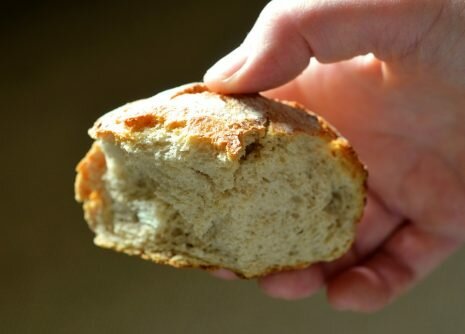 تفسير حلم توزيع الخبز أو إعطاء الخبز في المنام لابن سيرين